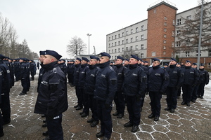 Na zdjęciu widoczni nowo przyjęci policjanci w czasie uroczystości ślubowania.