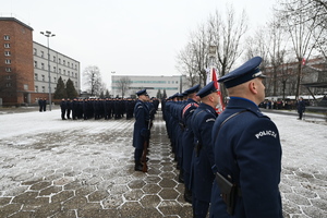 Na zdjęciu widoczna Kompania Honorowa Policji, w tle widać nowo przyjętych policjantów.
