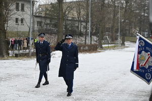 Na zdjęciu widać Komendanta Wojewódzkiego Policji w Katowicach nadinspektora  Romana Rabsztyn, który oddaje honor nowo przyjętym policjantom.