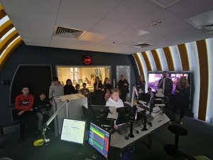 Zdjęcie. Widoczna grupa dzieci i opiekunów w siedzibie radia
