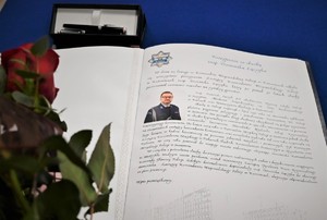 zdjęcie przedstawia zbliżenie na księgę pożegnalną odchodzącego komendanta