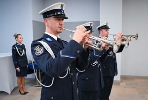 zdjęcie przedstawia trębaczy z orkiestry policyjnej