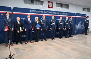 zdjęcie przedstawia stojących w szeregu przedstawicieli władz województwa oraz Komendanta Wojewódzkiego i jego zastępców