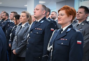 Zdjęcie przedstawia stojących w szeregach przedstawicieli służb mundurowych w mundurach galowych
