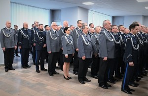 zdjęcie przedstawia policjantów w mundurach galowych stojących w kilku szeregach