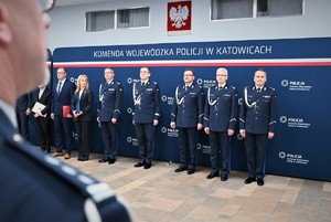Zdjęcie przedstawia Komendanta Wojewódzkiego Policji wraz z zastępcami stojących w szeregu
