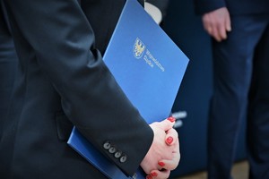 Zdjęcie przedstawia przedstawiciela Wicemarszałek województwa trzymającą w rękach teczkę
