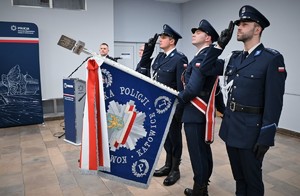 Zdjęcie przedstawia zbliżenie policjantów pocztu sztandarowego oddających honor
