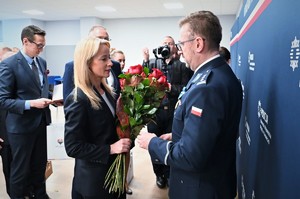 Zdjęcie przedstawia  wicemarszałek województwa  gratulującą odchodzącemu na emeryturę zastępcy