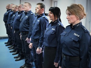 Awansowani policjanci i przyszli emeryci stojący w szeregu