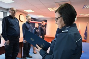 Naczelnik Kadr odczytuje rozkazy o przejściu policjantów na emeryturę