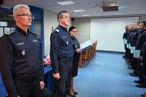 Naczelnik Kadr odczytuje rozkazy o przejściu policjantów na emeryturę