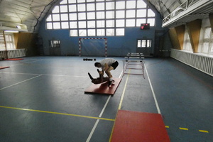 Zdjęcie przedstawia uczestnika testu sprawności fizycznej pokonującego tor przeszkód.