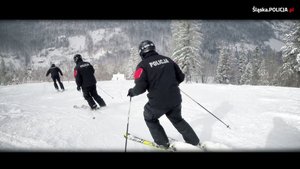 Zdjęcie. Widoczny policjanci na stoku narciarskim