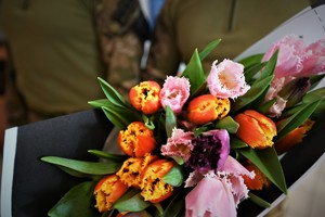 zdjęcie kolorowe bukiet tulipanów trzymany przez policyjnych kontterrorystów