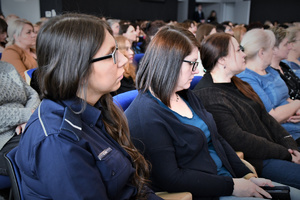 zdjęcie kolorowe w auli komendy, ogólny widok na siedzące kobiety