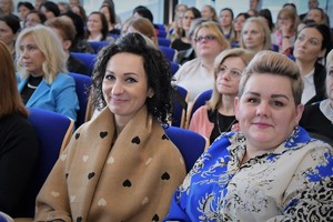 zdjęcie kolorowe w auli komendy, dwie siedzące kobiety, ogólny widok