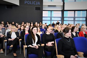 zdjęcie kolorowe ogólny widok na siedzące w auli komendy kobiety