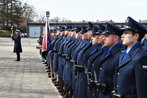 zdjęcie przedstawia policjantów kompanii honorowej stojących w rzędzie