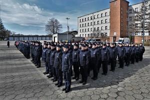 zdjęcie przedstawia stojących nowych policjantów w szeregach