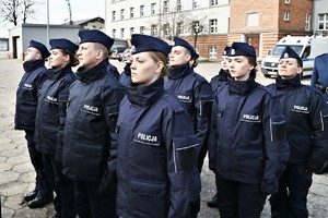 zdjęcie przedstawia nowych policjantów stojących na baczność w szeregach