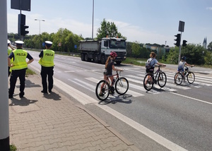 Rowerzyści przeprowadzają rowery przez przejście (foto: KPP w Mikołowie)