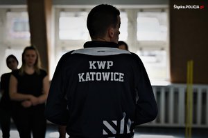 Na zdjęciu instruktor z Wydziału Doboru i Szkolenia KWP w Katowicach podczas omawiania uczestnikom dnia otwartego poszczególnych stacji testu sprawnościowego