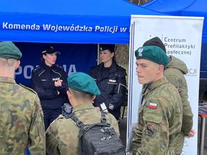 Na zdjęciu mundurowi na specjalnie przygotowanym stanowisku zachęcają uczestników XI Ogólnopolskiego Turnieju Klas Mundurowych do wstąpienia do Policji.
