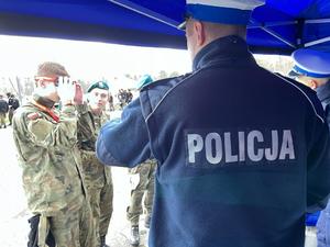 Na zdjęciu mundurowy na specjalnie przygotowanym stanowisku zachęcają uczestników XI Ogólnopolskiego Turnieju Klas Mundurowych do wstąpienia do Policji.