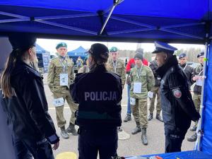 Na zdjęciu mundurowi na specjalnie przygotowanym stanowisku zachęcają uczestników XI Ogólnopolskiego Turnieju Klas Mundurowych do wstąpienia do Policji.