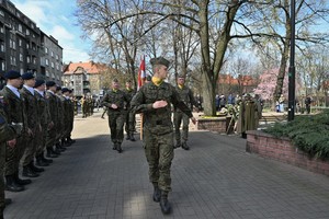 Zdjęcie. Żołnierze w trakcie marszu.