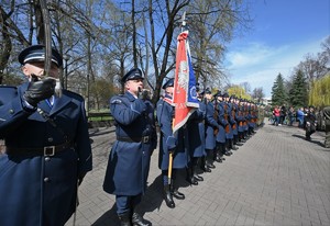 Zdjęcie. Policjanci w trakcie uroczystości.