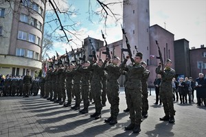 Zdjęcie. Żołnierze w trakcie uroczystości.