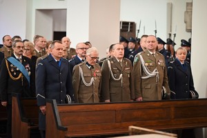 Zdjęcie. Przedstawiciele służb mundurowych w trakcie mszy.