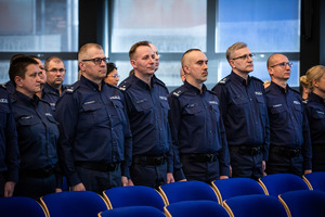 Na zdjęciu umundurowani policjanci w auli komendy wojewódzkiej.