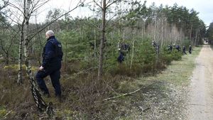 Policjanci przeszukują las