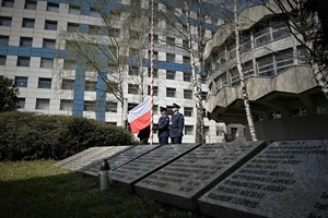 Zdjęcie. Widoczni policjanci stojący przed grobem policjanta polskiego na terenie KWP w Katowicach