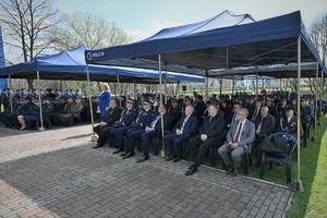 Zdjęcie. Widoczni uczestnicy uroczystości - mundurowi i osoby cywilne na terenie KWP w Katowicach