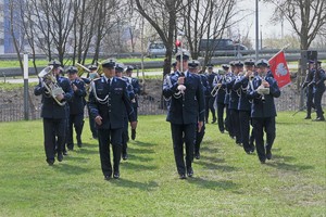 Zdjęcie. Widoczna policyjna orkiestra na terenie KWP w Katowicach
