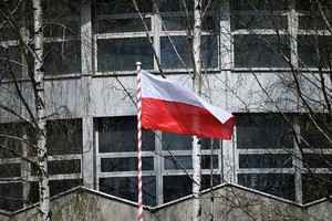 Zdjęcie. Widoczna flaga Polski na terenie KWP w Katowicach