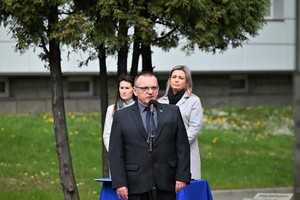 Zdjęcie. Głos podczas uroczystości na terenie KWP w Katowicach zawiera jej uczestnik