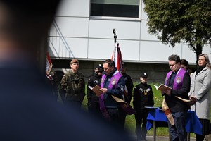 Zdjęcie. Widoczni uczestnicy uroczystości , w tym kapelani na terenie KWP w Katowicach