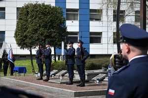 Zdjęcie. Widoczni policjanic stojący przed grobem policjanta polskiego na terenie KWP w Katowicach