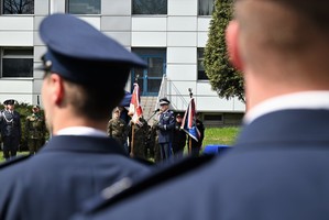 Zdjęcie. Widoczni uczestnicy uroczystości - mundurowi i osoby cywilne na terenie KWP w Katowicach