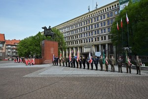zdjęcie przedstawia poczty sztandarowe stojące pod pomnikiem Józefa Piłsudskiego