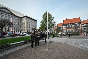 zdjęcie przedstawia poczet flagowy składający się z żołnierzy trzymających flagę