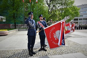 zdjęcie przedstawia policjantów pocztu sztandarowego oddającego honor
