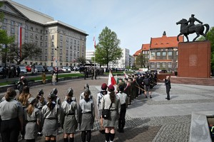 zdjęcie przedstawia plac Bolesława Chrobrego z pomnikiem Józefa Piłsudskiego. Na placu widoczne poczty sztandarowe oraz przedstawiciele służb mundurowych