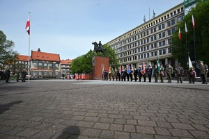 Zdjęcie. Widoczni uczestnicy uroczystości na Placu Bolesława Chrobrego, w tym poczty sztandarowe