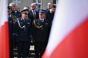 Widoczni uczestnicy uroczystości na Placu Bolesława Chrobrego, w tym insp. Artur Bednarek